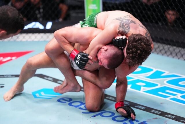살킬드(위)가 9일 감롯과 경기에서 리어네이키드 초크 기술을 걸고 있다. /UFC 제공