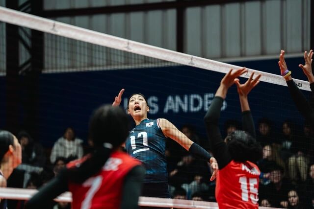 한국 17세 이하 여자배구대표팀 손서연이 11일(한국시각) 칠레에서 열린 FIVB 주최 2026 세계 17세이하 여자배구선수권 조별리그 4차전 도미나카공화국과 맞대결 도중 스파이크를 시도하고 있다./국제배구연맹(FIVB) 제공