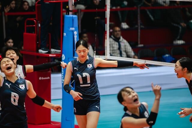 한국 17세 이하 여자배구대표팀 손서연이 11일(한국시각) 칠레에서 열린 FIVB 주최 2026 세계 17세이하 여자배구선수권 조별리그 4차전 도미나카공화국과 맞대결 도중 공격 득점을 올린 뒤 기뻐하고 있다./국제배구연맹(FIVB) 제공
