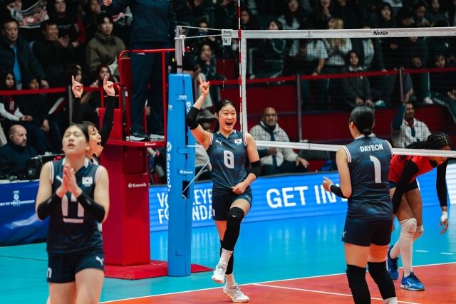한국 17세 이하 여자배구대표팀 장수인이 11일(한국시각) 칠레에서 열린 FIVB 주최 2026 세계 17세이하 여자배구선수권 조별리그 4차전 도미나카공화국과 맞대결 도중 공격에 성공한 뒤 환호하고 있다./국제배구연맹(FIVB) 제공