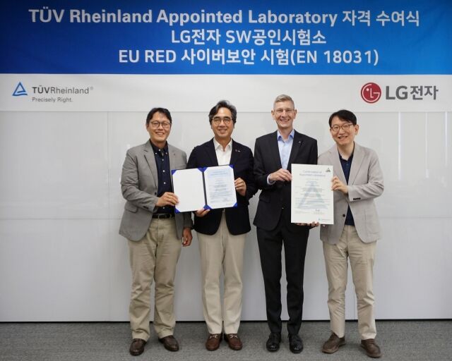 LG전자 CTO 산하 SW공인시험소가 글로벌 인증기관 TUV 라인란드로부터 유럽 무선기기지침의 사이버보안 규제에 대한 지정시험기관 자격을 획득했다. 지난 10일 TUV 라인란드 코리아 본사에서 심우곤 LG전자 SW공학연구소장, 김동욱 LG전자 SW센터장, 프랭크 주트너(Frank Juettner) TUV 라인란드 코리아 대표, 임효준 LG전자 차세대컴퓨팅연구소장(왼쪽부터)이 참석한 가운데 자격 수여식이 진행됐다. /LG전자