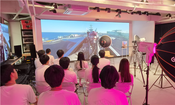 ‘2026 미림 IT 영재 캠프’에 참가한 중학생들이 미림마이스터고 XR 스튜디오에서 버추얼 프로덕션 전공 체험을 하고 있다. /미림마이스터고