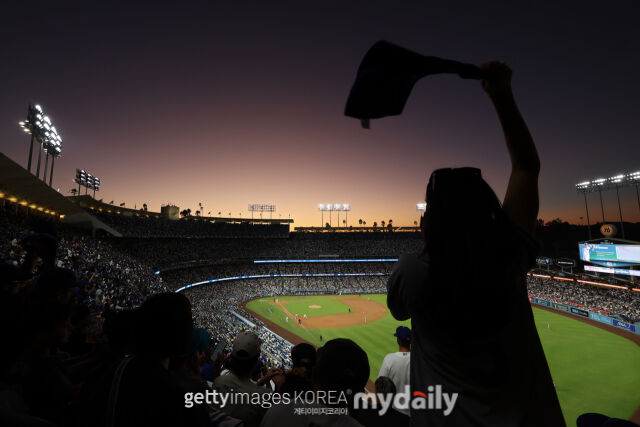 메이저리그(MLB) 사무국이 11일(한국시각) 2026 포스트시즌 일정을 확정해 발표했다. 사진은 지난해 내셔널리그 챔피언십시리즈가 열린 LA 다저스의 홈 구장인 다저스타디움 전경./게티이미지코리아