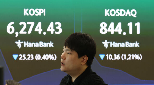 1일 오전 서울 중구 하나은행 딜링룸에서 딜러들이 업무를 보고 있다. /뉴시스