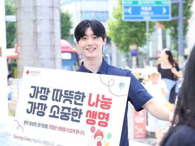 남자프로배구 삼성화재 아웃사이드 히터 이우진이 지난 7~8일 연고지 대전광역시에서 진행된 헌혈캠페인에 참여해 홍보 활동을 진행하고 있다./삼성화재 블루팡스 제공