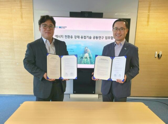 권태우 현대제철 제품개발센터장 상무(왼쪽)와 문영환 DNV코리아 마리타임 기술개발지원부 본부장이 미래 에너지용 강재·용접기술 인증체계 구축 및 공동기술개발 업무협약식 기념 촬영을 하고 있다. /현대제철