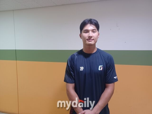 롯데 자이언츠 윤동희가 지난 9일 수원 케이티위즈파크에서 진행된 팀 라이브 배팅을 마친 뒤 인터뷰하고 있다./류한준 기자