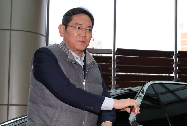 이재용 회장이 출국장에 들어서고 있는 모습. /뉴시스