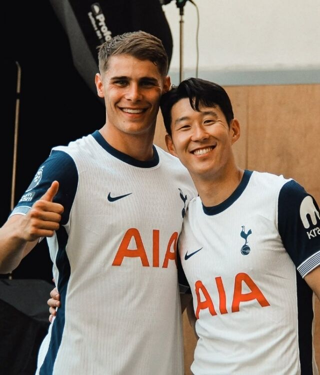 토트넘이 판 더 벤과의 재계약 발표와 함께 손흥민과 함께한 사진을 공개했다./토트넘
