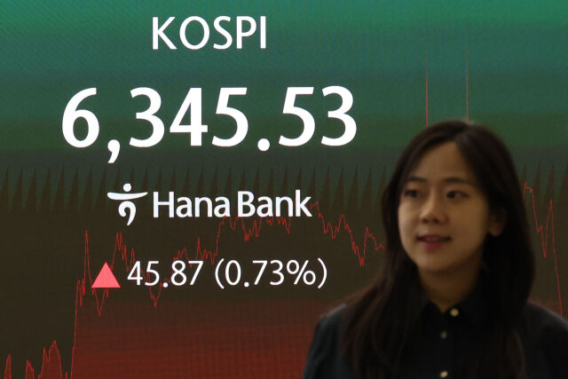 11일 오후 서울 중구 하나은행 딜링룸에서 딜러들이 업무를 보고 있다. /뉴시스