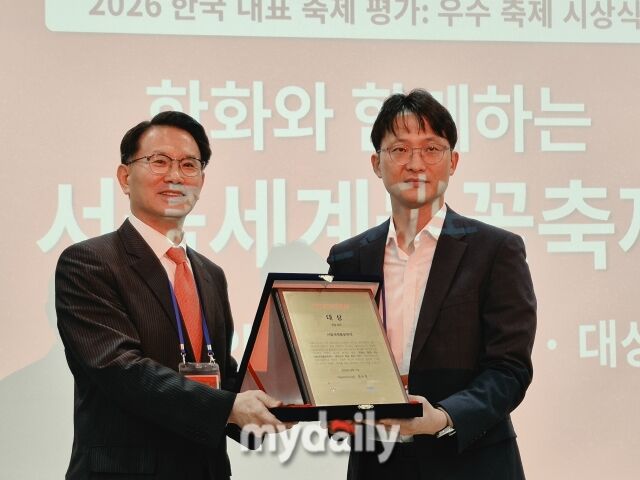 11일 서울 종로구 서울글로벌센터에서 열린 ‘2026 한국 대표 축제 평가 세미나 및 우수 축제 시상식’에서 장수청 야놀자리서치 원장(왼쪽)과 곽원석 한화글로벌 사업부장이 대상 상패를 들고 포즈를 취하고 있다. /방금숙 기자