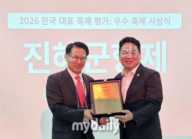 11일 서울 종로구 서울글로벌센터에서 열린 ‘2026 한국 대표 축제 평가 세미나 및 우수 축제 시상식’에서 장수청 야놀자리서치 원장(왼쪽)과 박성훈 사단법인 이충무공선심군항제위원회 사무국장이 종합 부문 2위 최우수 상패를 들고 포즈를 취하고 있다. /방금숙 기자
