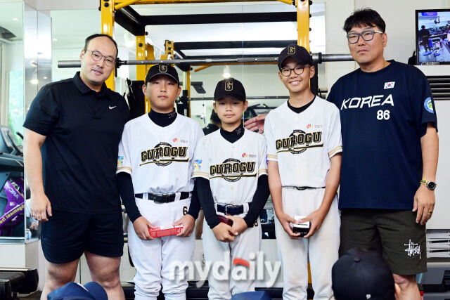체형 상태와 체력 테스트에서 1위를 차지한 선수들이 포즈를 취하고 있다.
