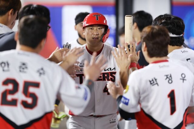 KIA 타이거즈 김태군이 11일 광주 KIA챔피언스필드에서 열린 삼성 라이온즈와의 홈 경기서 동료들과 세리머니를 하고 있다./KIA 타이거즈 제공