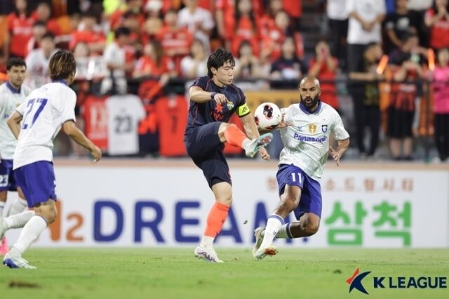 강원FC가 11일 오후 7시 30분 강릉종합운동장에서 펼쳐진 감바 오사카와의 2026-27 아시아축구연맹 챔피언스리그 엘리트(ACLE) 플레이오프에서 0-1로 패했다./한국프로축구연맹 제공