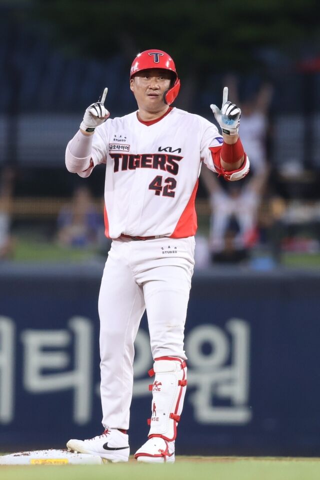 KIA 타이거즈 김태군이 11일 광주 KIA챔피언스필드에서 열린 삼성 라이온즈와의 홈 경기서 2루타를 치고 세리머니를 하고 있다./KIA 타이거즈 제공