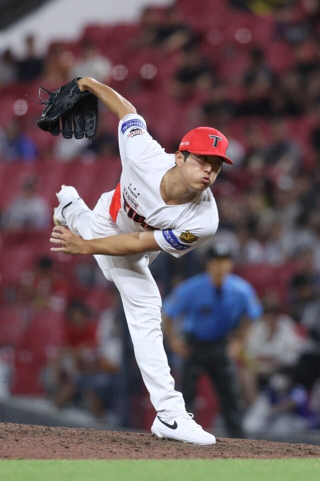 KIA 타이거즈 이의리가 11일 광주 KIA챔피언드필드에서 열린 삼성 라이온즈와의 홈 경기서 투구하고 있다./KIA 타이거즈 제공