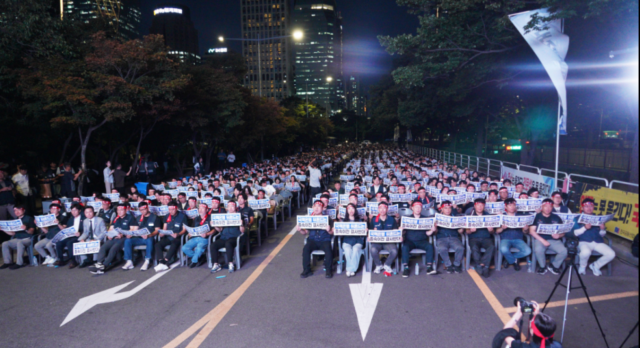 국책은행 3사 노동조합은 11일 오후 서울 여의도 의사당대로에서 ‘국책은행 3사 노조 지방 이전 저지 총력 투쟁 결의대회’를 열고 정부의 지방 이전 추진 중단을 촉구했다. /기업은행 노동조합