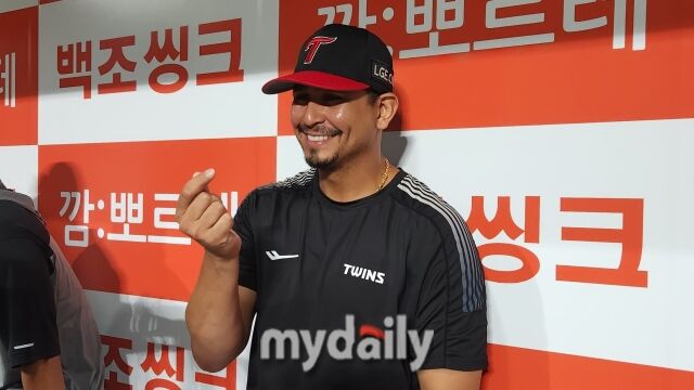 카를로스 카라스코가 8월 11일 서울 고척 스카이돔에서 취재진과 인터뷰를 하고 있다./고척=김경현 기자