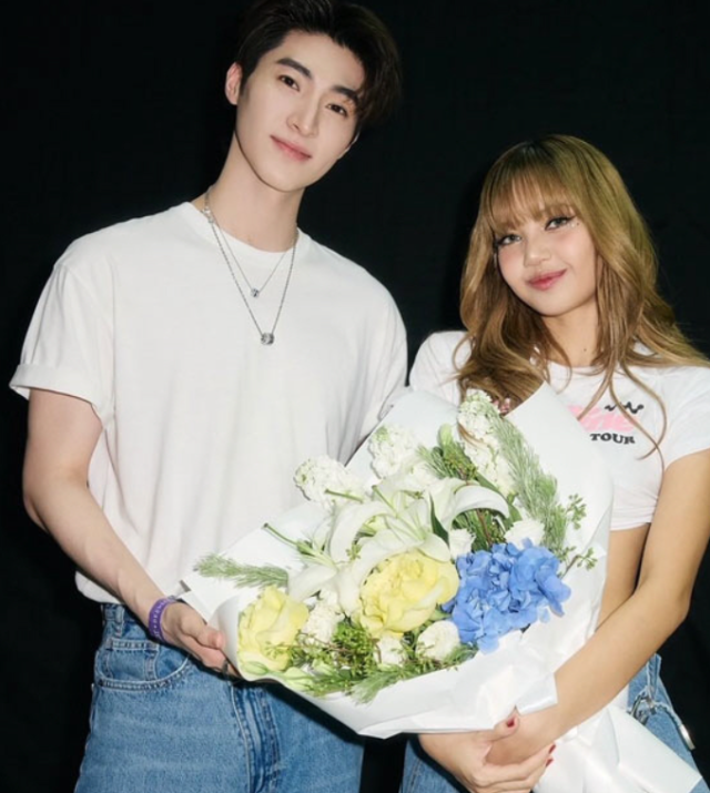 블랙핑크(BLACKPINK) 리사가 프랑스 명품 그룹 LVMH의 후계자 프레데릭 아르노와의 결별설에 휩싸인 가운데, 이번에는 '태국의 차은우'로 불리는 3살 연하의 배우 블루 퐁티왓과의 열애설로 화제의 중심에 섰다./온라인 커뮤니티