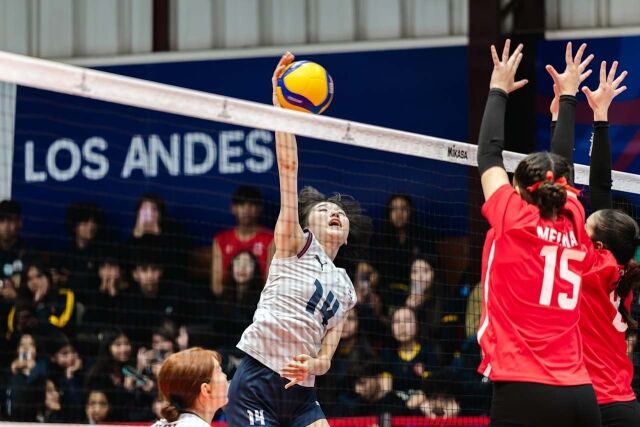한국 17세 이하 여자배구대표팀 어민서가 12일(한국시각) 열린 FIVB 주최 2026 U17 세계선수권대회 조별리그 D조 알제리전에서 스파이크를 시도하고 있다./국제배구연맹(FIVB) 제공