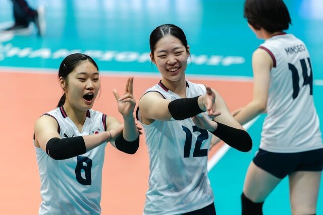 한국 17세 이하 여자배구대표팀 장수인(왼쪽)과 최민주가 12일(한국시각) 열린 FIVB 주최 2026 U17 세계선수권대회 조별리그 D조 알제리전 도중 공격 득점을 올린 뒤 세리머니를 하고 있다./국제배구연맹(FIVB) 제공
