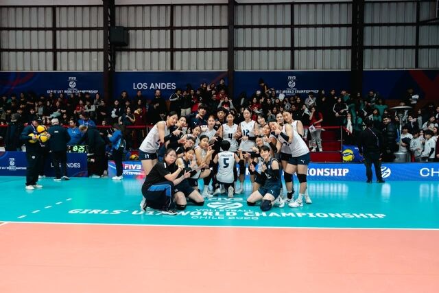 한국 17세 이하 여자배구대표팀 선수들이 12일(이하 한국시각) 열린 FIVB 주최 2026 U17 세계선수권대회 조별리그 D조 알제리전 승리 후 코트에 모두 모여 기념촬영하고 있다. 한국은 조별리그 전승으로 1위에 올라 13일 열리는 16강전에서 B조 4위 필리핀과 만난다./국제배구연맹(FIVB) 제공