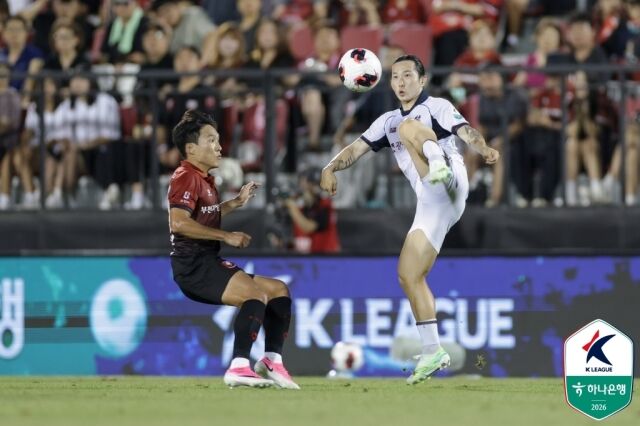 광주FC의 신창무(오른쪽)가 8일 부천에서 열린 하나은행 K리그1 원정 경기 후 복귀 중 사고차량에서 운전자를 구조했다./프로축구연맹 제공