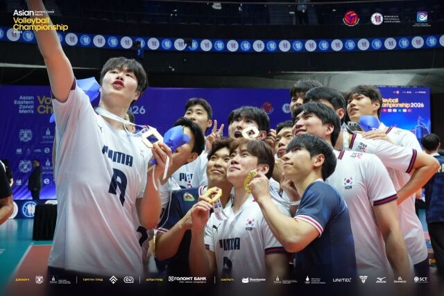 한국 남자배구 대표팀이 9일 몽골에서 열린 동아시아선수권 우승을 차지한 뒤 시상식에서 금메달을 거머쥐고 있다./몽골배구협회 제공