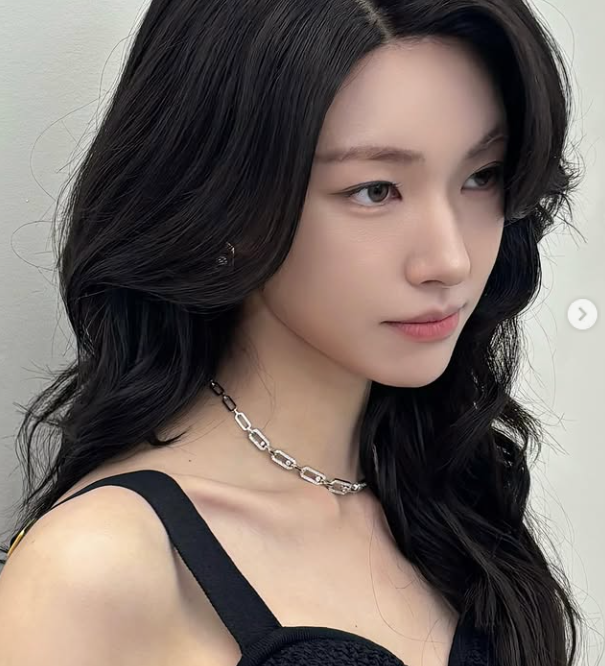 배우 하영이 최근 예능 프로그램에서 증조부인 조선 1호 양의(洋醫) 안상호를 소개하며 ‘4대 째 의사 집안’이라는 가문의 내력을 자랑한 것이 거센 파장을 일으키고 있다./하영 소셜미디어