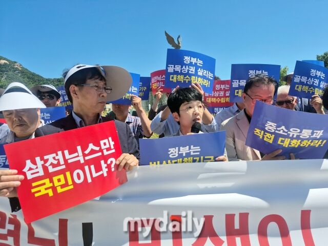12일 기자회견에서 김은정 참여연대 민생희망본부 협동사무처장(가운데)이 연대 발언을 하고 있다. /방금숙 기
