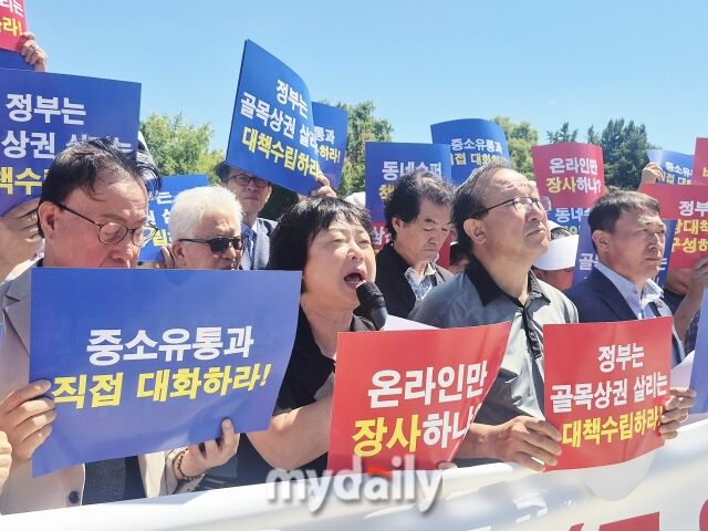 12일 기자회견에서 정연희 한국수퍼마켓협동조합연합회 회장이 마이크를 잡고 골목상권 살리기 대책 마련을 촉구하고 있다. /방금숙 기자