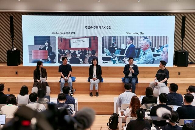 지난 12일 ‘현대차그룹 AX 성과 발표회’에서 (왼쪽부터) 장영석 현대차 제네시스고객경험팀 책임매니저, 진은숙 현대차·기아 ICT담당 사장, 이상홍 정보보안2실 상무, 서창윤 웹프론트엔드개발팀 책임매니저가 발표하는 모습. /현대차