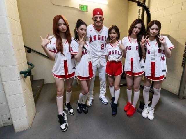 마이크 트라웃과 인증사진을 남긴 키키 / 미국 메이저리그(MLB) 및 MLB Korea