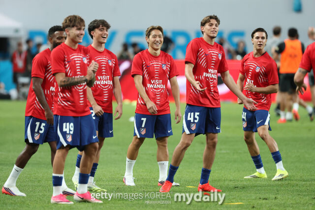 이강인이 아틀레티코 마드리드 동료들과 함께 웃고있다./게티이미지코리아