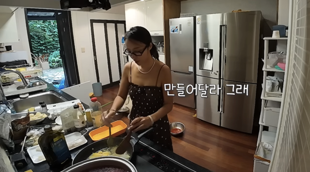 황정음이 자녀 문제로 전남편과 자연스럽게 소통하는 모습이 눈길을 끌었다. / 황정음 SNS
