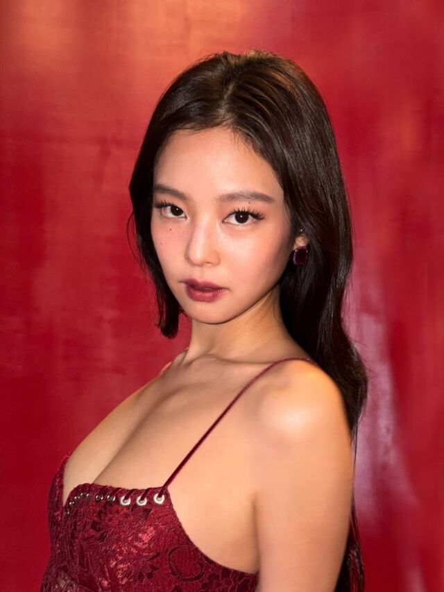 제니가 과감한 스타일링부터 장난기 넘치는 모습까지 다채로운 매력을 뽐냈다. / 제니 SNS
