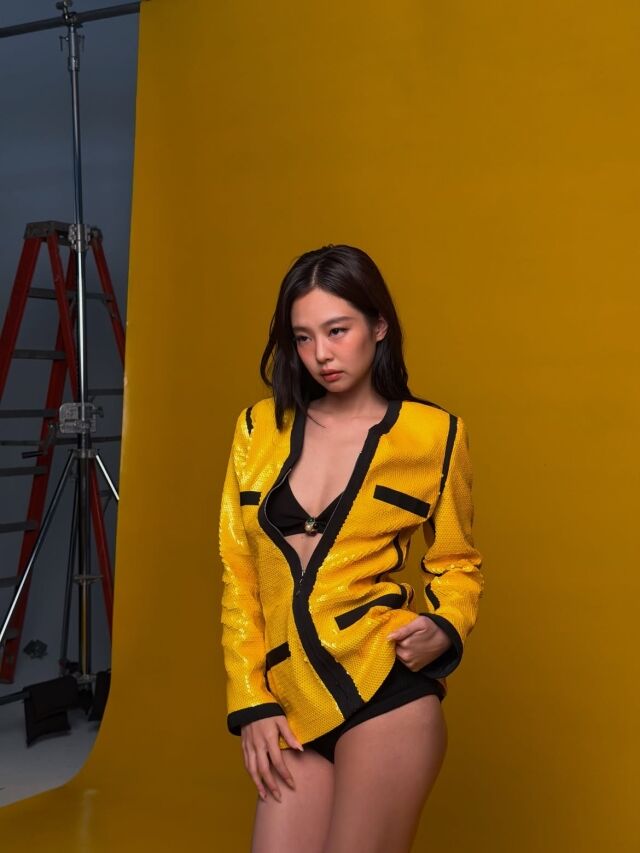 제니가 과감한 스타일링부터 장난기 넘치는 모습까지 다채로운 매력을 뽐냈다. / 제니 SNS