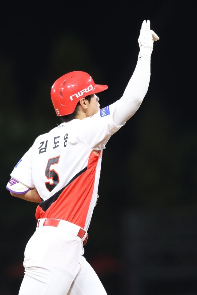 KIA 타이거즈 김도영이 12일 광주 KIA챔피언스필드에서 열린 삼성 라이온즈와의 홈 경기서 홈런을 치고 세리머니를 하고 있다./KIA 타이거즈 제공