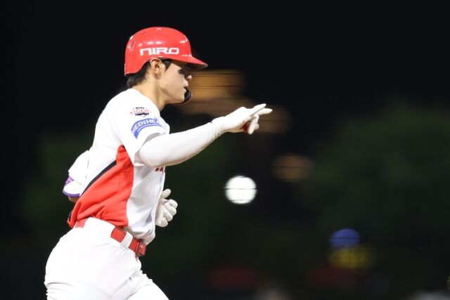 KIA 타이거즈 김도영이 12일 광주 KIA챔피언스필드에서 열린 삼성 라이온즈와의 홈 경기서 홈런을 치고 세리머니를 하고 있다./KIA 타이거즈 제공