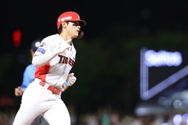 KIA 타이거즈 김도영이 12일 광주 KIA챔피언스필드에서 열린 삼성 라이온즈와의 홈 경기서 홈런을 치고 세리머니를 하고 있다./KIA 타이거즈 제공