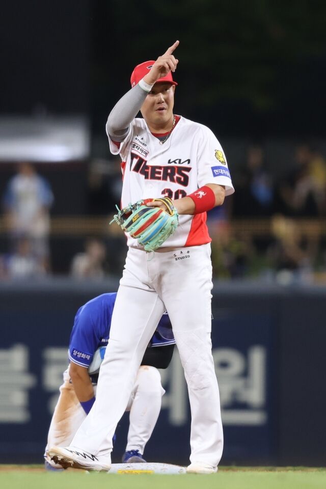 KIA 타이거즈 하주석이 12일 광주 KIA챔피언스필드에서 열린 삼성 라이온즈와의 홈 경기서 수비하고 있다./KIA 타이거즈 제공