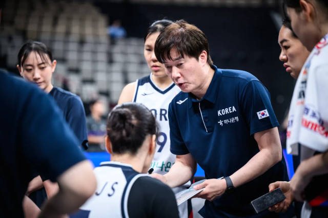 박수호 여자 농구대표팀 감독이 선수들에게 작전을 지시하고 있다. /대한민국농구협회 제공