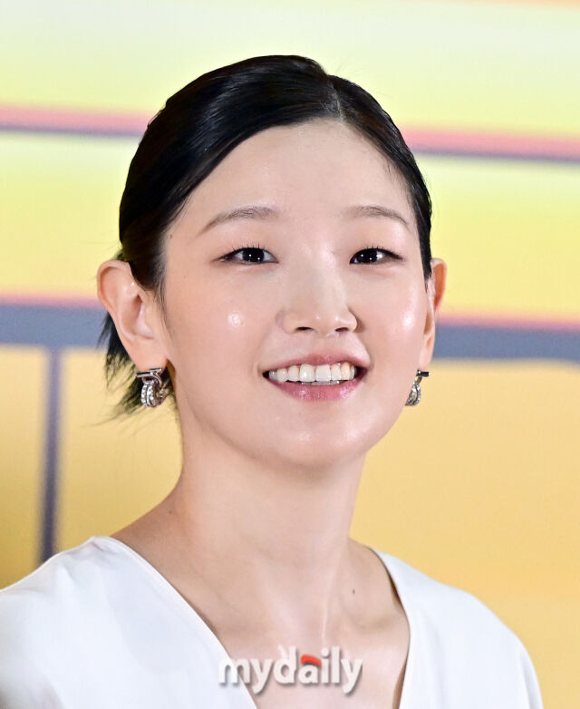 배우 박소담이 13일 오후 서울 롯데시네마 월드타워에서 열린 영화 '경주기행' 언론시사회에서 인사하고 있다. / 유진형 기자