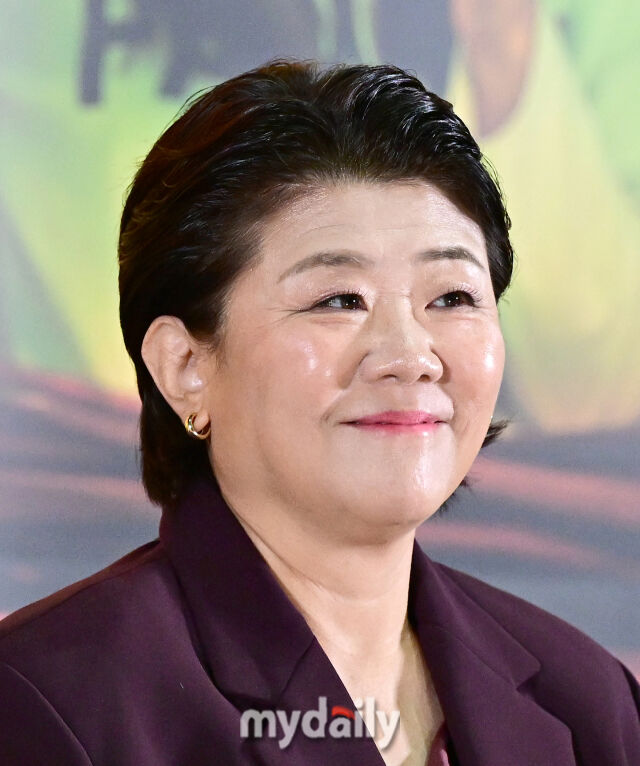 배우 이정은이 13일 오후 서울 롯데시네마 월드타워에서 열린 영화 '경주기행' 언론시사회에서 인사하고 있다. / 유진형 기자