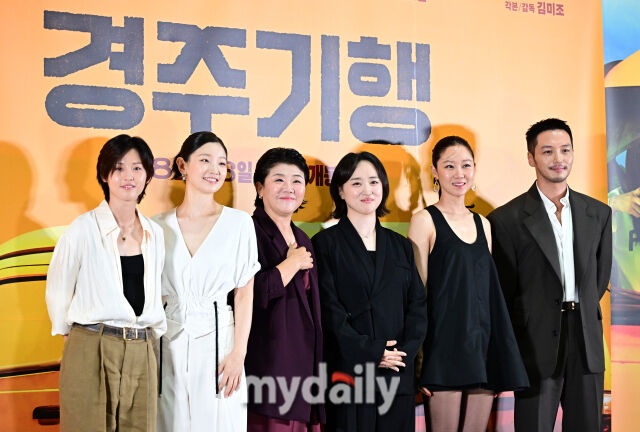 배우 이연, 박소담, 이정은, 김미조 감독, 공효진, 변요한(왼쪽부터)이 13일 오후 서울 롯데시네마 월드타워에서 열린 영화 '경주기행' 언론시사회에서 인사하고 있다. / 유진형 기자