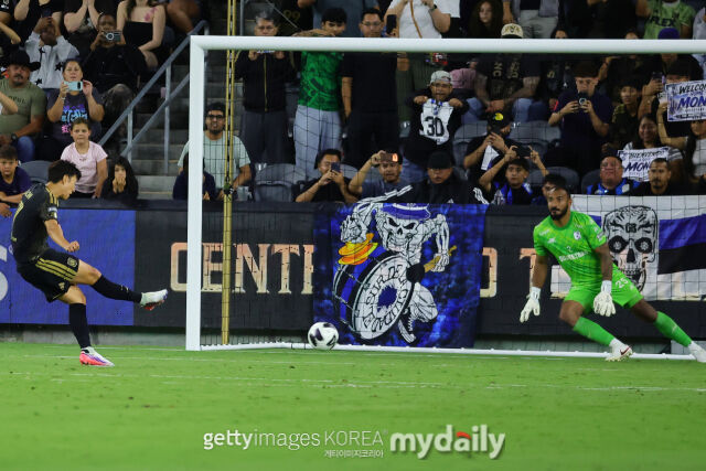 13일 BMO 스타디움에서 열린 LA FC와 케레타로와의 리그스컵 3라운드 경기. LA FC 손흥민이 승부차기를 하고 있다./게티이미지코리아