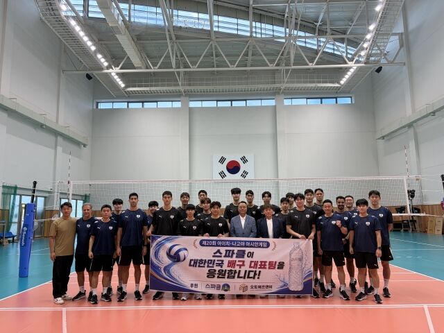 전 V-리거이자 현대캐피탈에서 리베로로 오랜 기간 활약한 오정록이 13일 진천선수촌을 찾아 남자배구대표팀 선수단에게 생수를 전달하고 앞으로 참가하는 국제대회에서 선전을 격려했다./팀 큐브 제공