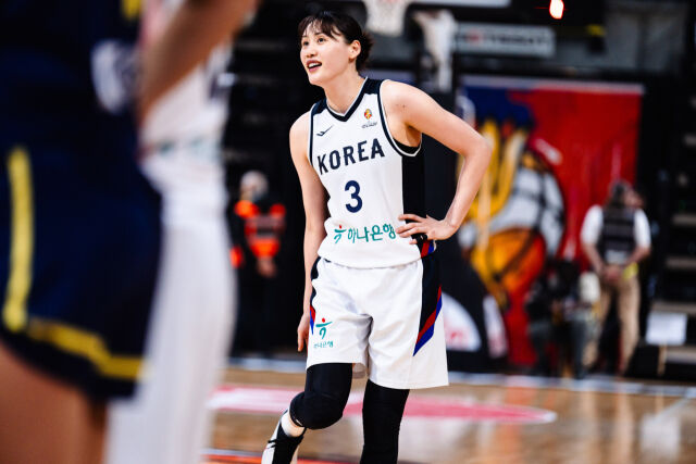 여자 농구대표팀 강이슬이 림을 바라보고 있다./대한민국농구협회 제공