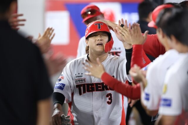 KIA 타이거즈 김선빈이 13일 광주 KIA챔피언스필드에서 열린 삼성 라이온즈와의 홈 경기서 세리머니를 하고 있다./KIA 타이거즈 제공